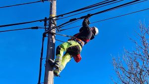 Johan Grönholm hänger upp fiber under arbetsdagen. Johan Grönholm hänger upp fiber i en elmast.