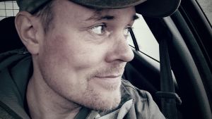I sinda dikter skriver Nicko Smith om utsatthet och psykisk ohälsa. Poeten Nicko Smith.