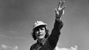 Leni Riefenstahl ohjaa olympiaelokuvaa vuonna 1936. Arkistokuva dokumenttielokuvasta Hitlerin Hollywood (2017).