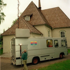 Yleisradion ääniauto Heinolan maaseurakunnan kirkon edessä aamuhartauslähetyksen jälkeen kesäkuussa 1998