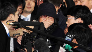 Choi Soon-sil (i mitten) omgiven av journalister, då hon kom till åklagaren i Seoul för förhör 31.10.2016 Choi Soon-sil (i mitten) omgiven av journalister, då hon kom till åklagaren i Seoul för förhör 31.10.2016