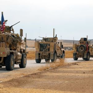 En  amerikansk konvoj med ett hundratal fordon körde på måndagen över gränsen  från nordöstra Syrien till nordvästra Irak 
