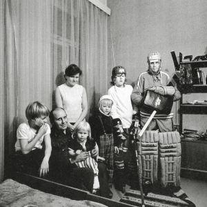 Vejanderin perhe: vasemmalta Teemu, Erkki, sylissä Minna, Leila, Juha, Keijo ja Aimo