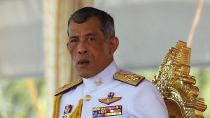 Kronprins Maha Vajiralongkorn tar över kronan Thailands kronprins Maha Vajiralongkorn som är känd för sina skandaler och älskarinnor har uppträtt allt mer i offentligheten ju längre fadern har vårdats på sjukhus