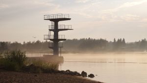 Gamla hamn i Jakobstad. Hopptorn vid badstranden Kittholmen i Jakobstad. Svag dimma.