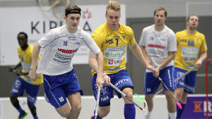 I semifinalerna är det M-Team som väntar. Arkivbild från en tidigare match mellan lagen. Innebandyspelare
