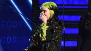 Eilish blev kvällens stora vinnare på galan. Billie Eilish tar emot ett pris på Grammygalan.