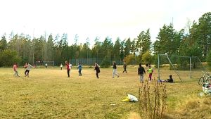 Asylsökande spelar fotboll i Mjölbolsta. Albanska kvinnor spelar fotboll i Mjölbolsta.