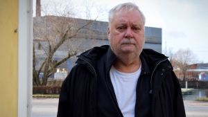 Vänsterförbundets Tomy Wass är besviken över att kommunen inte har lyckats hitta nya uppgifter åt sin personal och nu avslutar löneutbetalningarna. Tomy Wass.
