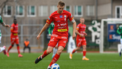 FF Jaros lagkapten Johan Brunell med bollen.