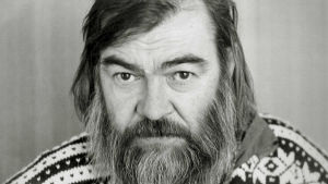 Kirjalija Pentti Saarikoski vuonna 1982 pitkässä parrassa ja villapaita päällä.