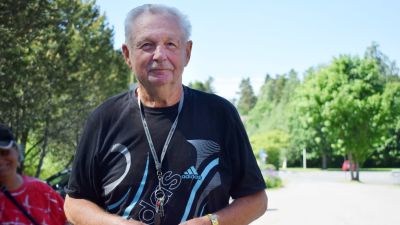 Robin Karlsson, en äldre man med svart t-skjorta med vitt tryck.