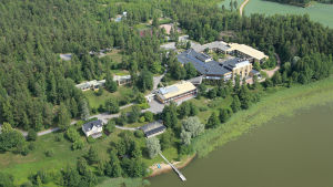 Den 20 hektar stora fastigheten fungerade som kurscentrum fram till 2012 då den köptes upp av Arto Bomans fastighetsföretag Kultainen Tammi. Han ville bygga upp området till ett semestercentrum. Flygbild över området kring tidigare Raseborgsinstitutet.