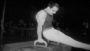 Ekman i aktion i en internationell tävling i Åbo svenska teater 1958. Eugen Ekman på bygelhästen 1958.