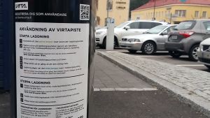 Stolparna har instruktioner för hur man laddar elbilen. Instruktioner för hur man laddar en eldriven bil.