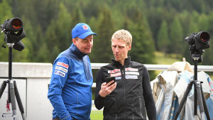 Jonne Kähkönen och Juha Papinsaari sköter om finska skytteträningen Jonne Kähkönen näyttää Juha Papinsaarelle jotain puhelimestaan.