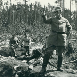 P. E. Svinhufvud Viipurin Suojeluskuntapiirin ampumakilpailuissa, taustalla kapteeni Karimo ja toinen majuri (1926).
