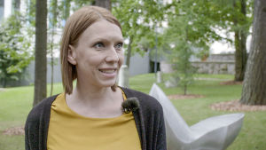 Kipupsykologi Elina Kiehelä puistossa.