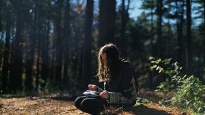 Nu ska eleverna få komma ut ur klassrummet mera, och använda digitala hjälpmedel mer. flicka med pekplatta i skog