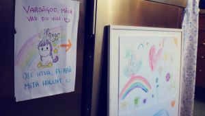 I kollektiv finns det nästan alltid möjlighet till umgänge och det är vanligt med sociala utrymmen. En teckning på en enhörning där det står "var så god, rita vad du vill", bredvid finns ett annat papper där barnen har ritat.