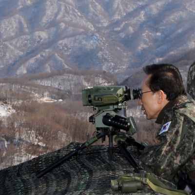 Sydkoreas president Lee Myung-bak inspekterar gränsen mot Nordkorea