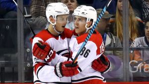 Carolinas Sebastian Aho och Teuvo Teräväinen lyckades mot Montreal. Carolinas Sebastian Aho och Teuvo Teräväinen firar ett mål i matchen mot Montreal.