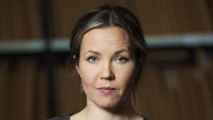 Julia Korkman, docent i rättspsykologi vid Åbo Akademi. Julia Korkman poserar för kameran.