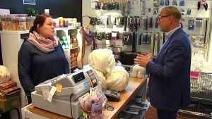 Företagarna ansvarar för att affärerna är lönsamma, säger Denis Strandell. Katja Anisimaa diskuterar med Denis Strandell.
