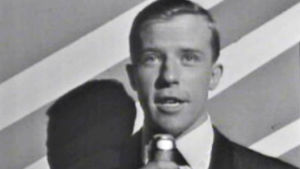 Twistkonsertin kuuluttaja Antti "Andy" Einiö. Juontaja Antti Einiö Linnanmäen Peacock-teatterin twistkonsertissa 1964.