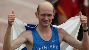 En 24 år lång segertorka var över för finländsk långdistanslöpning. Janne Holmén firar EM-guld 2002.