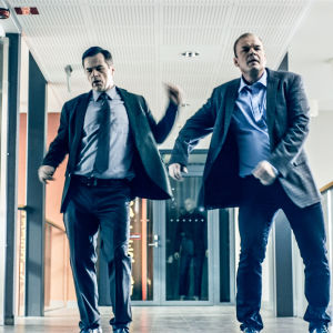 Birger (Carl-Kristian Rundman) ja Martin (Mats Långbacka) juhlistavat uuden kauppakeskuksen avaamista sarjassa Lola ylösalaisin.