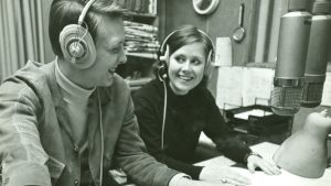 Martin Englund och Eva Arrhenius i studion Man och kvinna i radiostudio, bild från slutet av 1960-talet