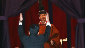 När premiärminister Shinzo Abe utropade "banzai" tre gånger var kröningen fullbordad. Kejsare Naruhito kröns.