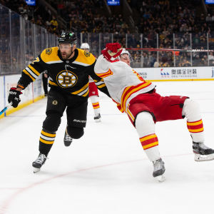 Boston Bruinsin Nick Foligno ja Calgary Flamesin Juuso Välimäki kamppailevat.