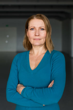 Paula Tuovinen, direktör på Centret för konstfrämjande hoppas på att kunna utlysa 1–3 månaders arbetsstöd. porfilbild av Paula Tuovinen
