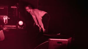 Jarvis Cocker paneutuu This Is Hardcore -kappaleeseen Jarvis Cocker elokuvassa Pulp: A Film About Life, Death And Supermarkets