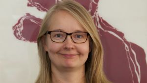 Minna Ruusuvirta är forskare vid det kulturpolitiska forskningscentret Cupore. En leende kvinna med glasögon.