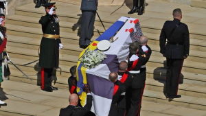 Över 730 medlemmar i militären deltog i ceremonin utanför St George's Chapel. Prins Philips kista bärs in i St George's Chapel.
