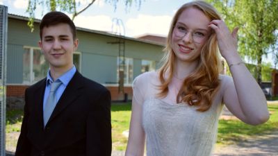Fanny Karell och Mirek Kudinoff framför Kimitoöns gymnasiebyggnad.