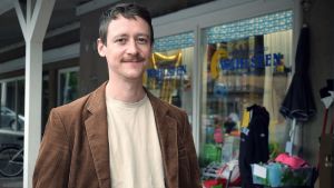 Rasmus Edlund säger att det var väntat att smittspridningen skulle öka när restriktionerna lättade. Rasmus Edlund i en brun tweedkavaj framför en prylbutik i Dalsbruk.