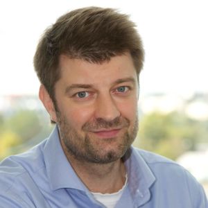 Sakarias Sokka är forskare vid kulturpolitiska institutet Cupore. En leende man med ljusblå skjorta.