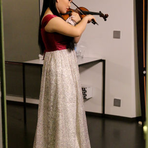 Minami Yoshida odottaa vuoroaan. Tshaikovskin viulukonsertto on vuorossa.