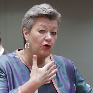 EU:s migrationskommissionär Ylva Johansson från Sverige anser att processen att flytta flyktingbarnen från Grekland till andra EU-länder går överraskande bra. Ylva Johansson