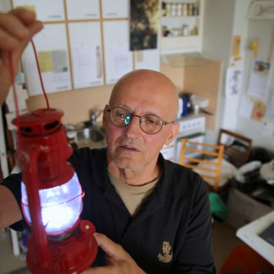 Heikki Mäntymaa Helsinki taiteilija asuu ilman sähköä