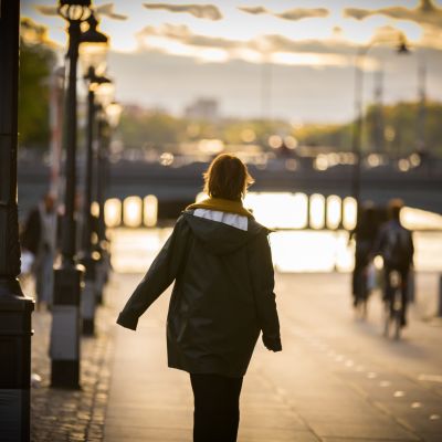 Anna Järvinen tykkää kävellä Tukholmassa veden äärellä.