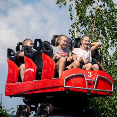 Ihmisiä Linnanmäen Salama-vuoristoradalla