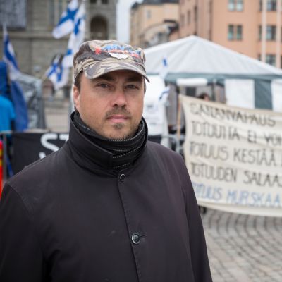Marco de Witt, Suomi ensin -yhdistyksen varapuheenjohtaja 18.5.2017 Rautatientorilla