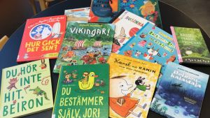 Anna-Maija Koskimies tipsar gärna om bilderböcker med poesi och Tove Janssons saga om Mumintrollen "Hur gick det sen?" Barnböcker på ett bord.