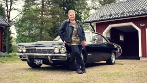 Arkivbild. För Mona Söderblom betyder avslutade löneutbetalningar en oviss framtid. Mona Söderblom framför sin Cheva Impala 1966, en klassisk svart amerikansk bil