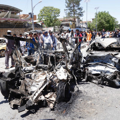Förödelse efter bilbombsattack i Kabul i maj 2017